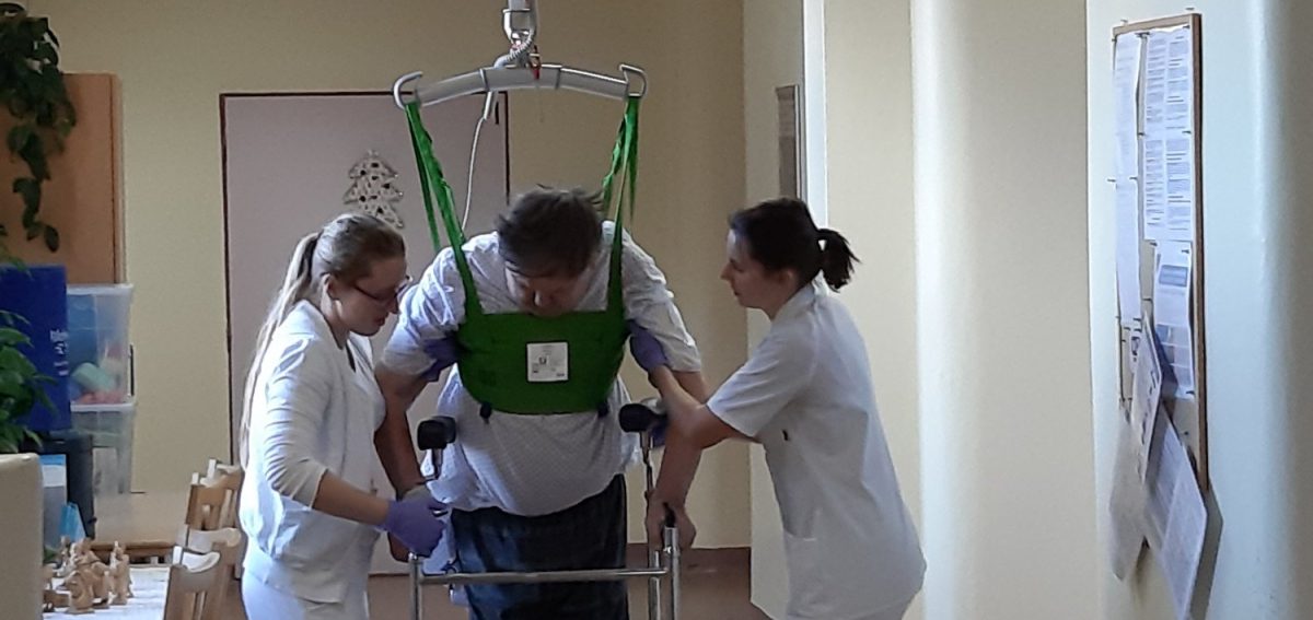 Stropní závěsný systém