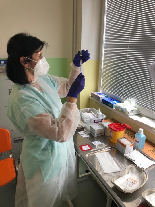 Probíhá očkování zdravotníků a pracovníků sociálních služeb
