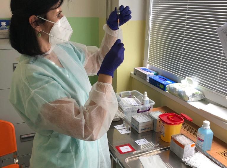 Probíhá očkování zdravotníků a pracovníků sociálních služeb